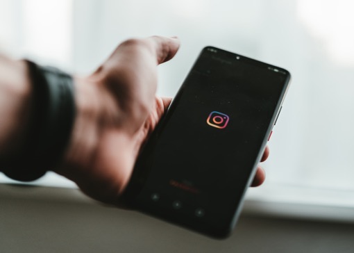 如何关闭iPhone上的Instagram Dark模式