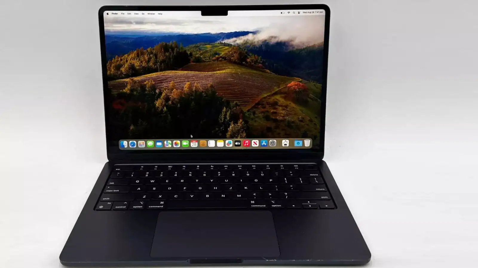 MacBook Air M2评论：光滑的性能符合特殊的电池寿命