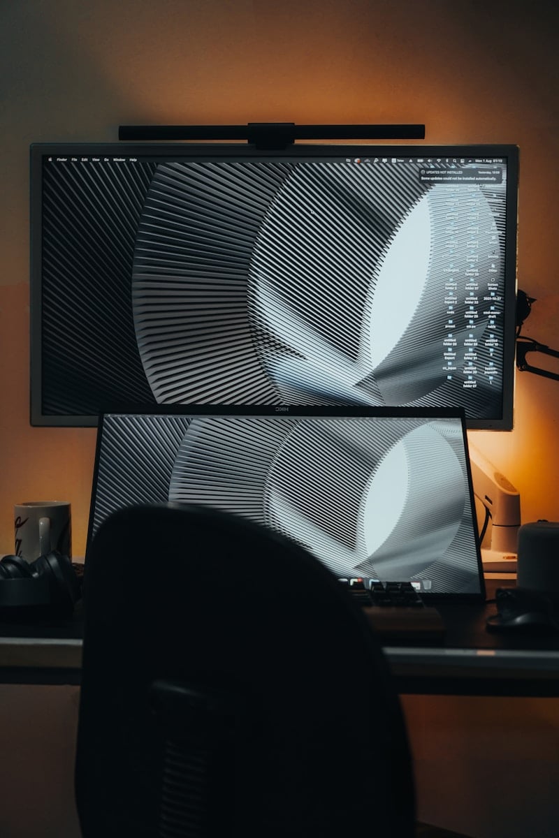 弯曲的监视器与公寓：哪种显示类型最大化您的生产率？