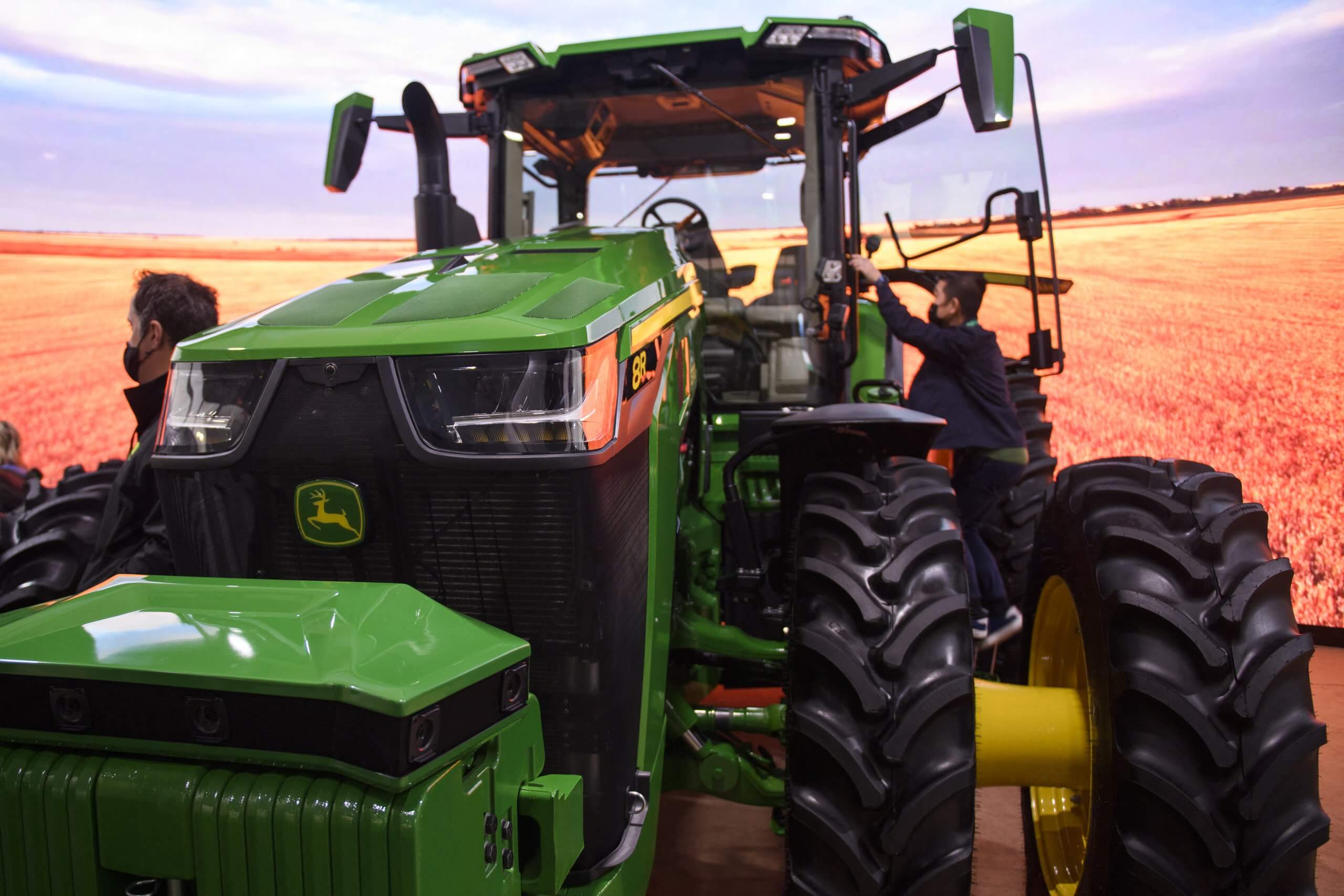 CES 2022：約翰·迪爾（John Deere）與有史以來第一個機器人拖拉機一起耕種